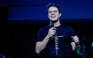 Deive Leonardo apresenta turnê ‘A Resposta’ neste sábado (19) no Centro de Eventos do Ceará