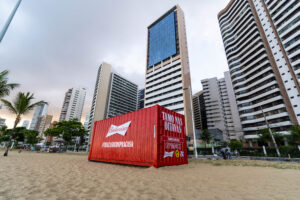 Mais um contêiner pra conta! Aterro da Praia de Iracema, em Fortaleza, amanhece com entrega especial de Budweiser