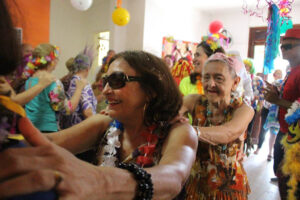 Idosos realizam bailinho de carnaval nesta quarta-feira (15)