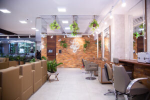 Casa Linda Flor destaca a importância do cuidado com os fios durante o verão. Confira as dicas do especialista