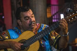 Show em homenagem a Tarcísio Sardinha, lançamento do livro 1979 – O ano que ressignificou a MPB, Paulo Façanha e Roberta Fiuza no final de semana do Cantinho do Frango
