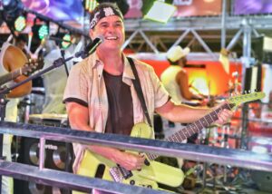 Sábado do Fortal 30 anos traz Bell, Leo Santana, Ricardo Chaves e homenagem a Ivete no corredor da folia