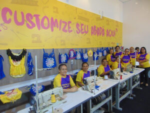 Associação de Costureiras do Vicente Pinzón oferece serviço    de customização de abadás para o Fortal em loja social no RioMar Fortaleza