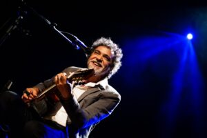 Paulinho Moska apresenta show “os violões fênix do museu nacional” em fortaleza