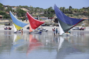 Regata de Jangadas e música ao vivo marcam o último dia do Festival da Lagosta em Icapuí