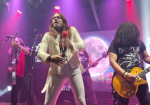 Tributo ao Axl Rose e Luisinho Magalhães agitam o final de semana pós-Carnaval no Cantinho do Frango