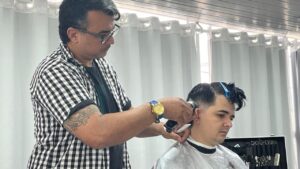 Mestre das tesouras, Gurgel do Amaral faz um corte Chanel ao vivo na Jornada Junina da ACEC