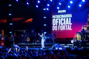 Simone Mendes faz brinde com  Brahma em show no Fortal