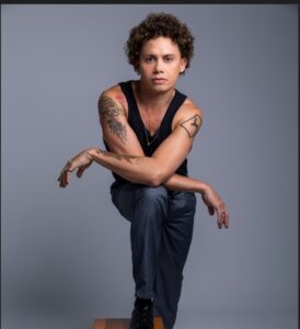 “Silvero interpreta Belchior” em show de 10 anos do RioMar Fortaleza nesta sexta-feira (25/10)