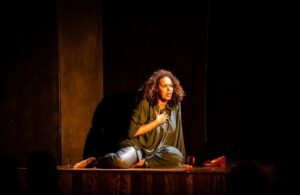 Caixa Cultural Fortaleza apresenta peça que aborda os desafios de uma mãe preta diante do racismo da sociedade