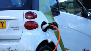 Com mais de 2 mil carros elétricos emplacados em setembro no Ceará, motoristas precisam ficar atentos na manutenção