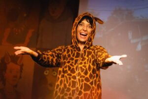 Artista carioca Tania Alice traz a Fortaleza espetáculo com reflexões do público sobre “O que o artista pode ou deve fazer hoje?”