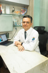 Dr. Leonardo Bezerra ministra palestra sobre políticas públicas para o tratamento da endometriose na 14ª Jornada Científica do HGCC