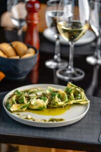 Com mais de 200 rótulos de 11 países, Vinho & Ponto democratiza a experiência sensorial e afetiva no Ceará com wine bar e loja