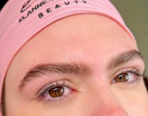 Sobrancelhas naturais: a tendência que valoriza a autenticidade feminina