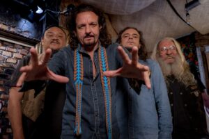 Banda Renegados e Dj Biruta agitam o  Cantinho do Frango neste final de semana