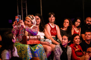 Celebrando 25 anos de existência, Grupo Bagaceira de Teatro realiza temporada no Hub Cultural Porto Dragão com o espetáculo “Interior”