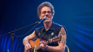 Emoções de Verão: terceira semana chega com shows de Nando Reis, Menos é Mais e Rogerinho