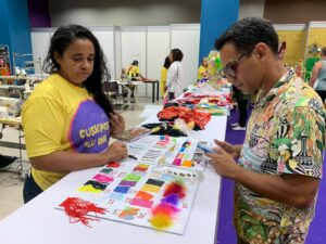 Costureiras do Vicente Pinzón oferecem serviço de customização de  abadás durante o período de pré-carnaval em Loja Social no RioMar Fortaleza