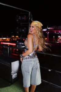 Customização com jeans é tendência para carnaval 2025; entenda como transformar abadás em peças exclusivas