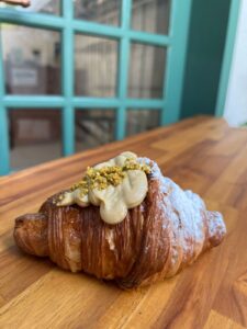 Sabor da infância, o pistache é encontrado na massa delicada e inconfundível dos doces e salgados da Cheiro do Pão