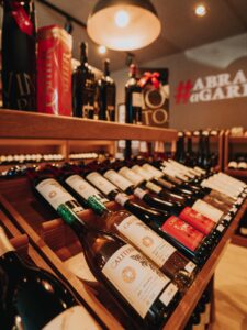 Ponto de encontro para troca de experiências e rótulos exclusivos, Vinho & Ponto Fortaleza lança na terça (10) sua Confraria