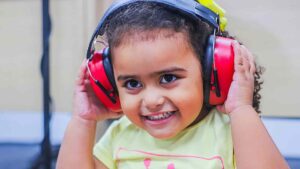 Engelog disponibiliza abafadores para sessão inclusiva no Circo Celestia