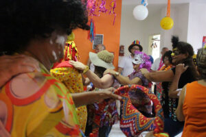 Idosos realizam bailinho de carnaval nesta quarta-feira (26)