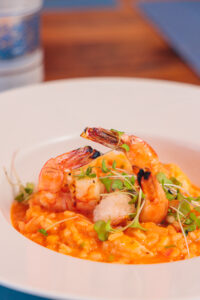 Winn Beach Club realiza luau com música ao vivo e menu exclusivo