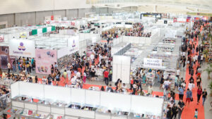Professores recebem crédito de R$200 em livros na XV Bienal Internacional do Livro do Ceará