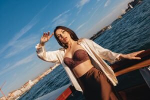 Tons terrosos e vermelhos vibrantes são destaque em 2025; Nayane traduz tendência para a moda íntima