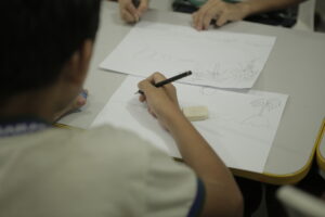 Crianças da rede pública participam de oficinas de cinema de animação em sala de aula