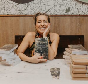 Fortaleza recebe lançamento do livro “Cinthilando pelo mundo: a vida que eu escolhi”