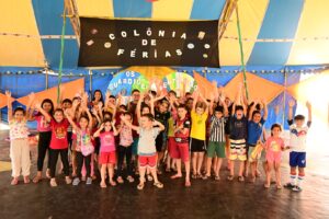 Crianças e adolescentes embarcam na “Fantástica Fábrica de Diversão”, colônia de férias gratuita em equipamentos da SPS