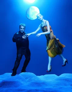 Fotografias e figurinos contam a trajetória do estilista Lino Villaventura em exposição no Museu da Fotografia Fortaleza (MFF)
