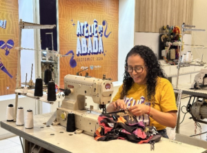Costureiras de comunidades personalizam abadás para o Fortal em lojas sociais nos shoppings RioMar