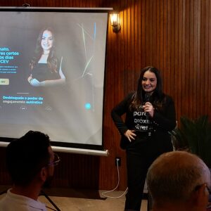 A comunicadora apresenta o Ecossistema Cleane Fontenele em encontro com a imprensa