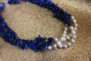 Pedras e cores ganham destaque em acessórios autorais de Sandra Pinheiro