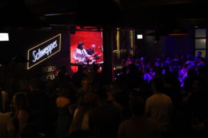 Pub 5 Elementos celebra um ano com show dos ex-integrantes da banda Engenheiros do Hawaii e presença das candidatas ao Miss Brasil 2025