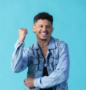 Silvero Pereira estreia na Dança dos Famosos com look da TR Brand, marca autoral idealizada por Thaty Rabello, referência nacional em moda com propósito