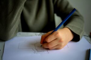 Planejamento, rotina e diálogo: especialista orienta família na retomada do segundo semestre escolar