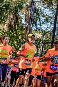 Evento “Corra Por uma Causa” chega a Fortaleza com corrida de rua e show gratuito de Zelia Duncan na Praia de Iracema