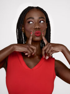 O poder do vermelho: 6 produtos e dicas de como montar um look monocromático