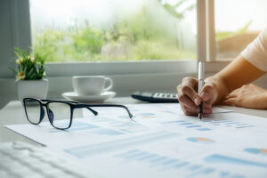 Especialista da XP compartilha dicas para sair do endividamento e construir patrimônio