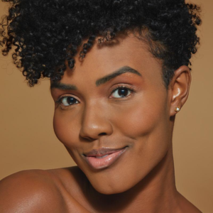 Avon compartilha 4 dicas de maquiagem infalíveis para realçar peles pretas e pardas