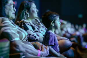 Teatro RioMar Fortaleza recebe palestra gratuita sobre o uso das telas na infância nesta sexta-feira, dia 12