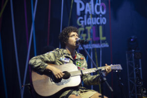 Filho de Cássia Eller se apresenta no Clube Náutico