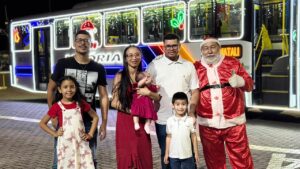 A magia do Natal já contagia as ruas de Caucaia e Fortaleza com a circulação do ônibus iluminado da Empresa Vitória
