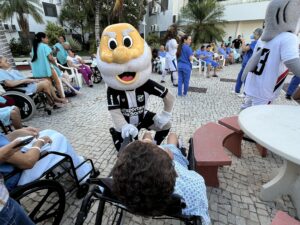 Humanização: Casa de Cuidados do Ceará recebe visita dos mascotes de times cearenses