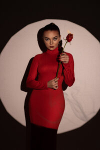 Vila Azul do Mar recebe shows de Juliana Maia e Camaleoa neste sábado (27)